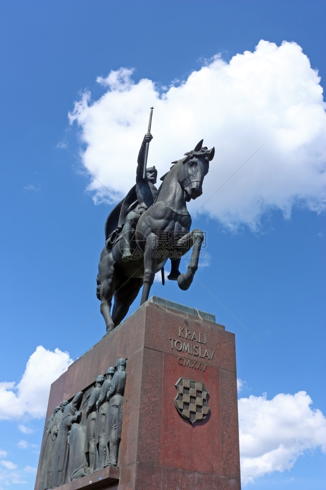 正方形天空文化在萨格勒布托米斯拉夫国王广场纪念托米斯拉夫国王纪念碑图片