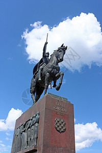 正方形天空文化在萨格勒布托米斯拉夫国王广场纪念托米斯拉夫国王纪念碑图片