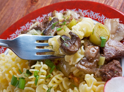 Radiatori意大利面条菜配有牛肉和蘑菇产品粮食厨房图片