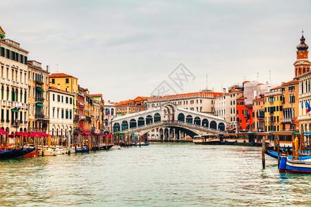 一种航海的阴天意大利威尼斯的里亚托桥PonteDiRialto威尼托图片