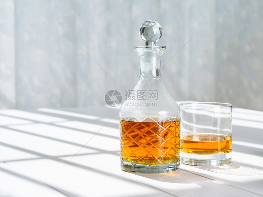 萨姆纳斯照片由窗车A拍摄在一张桌子上用玻璃和威士忌洗涤器石头杯的照片鸡尾酒滗水器图片