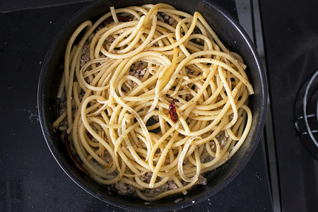 意大利面厨房锅盘上最顶端视图面食地中海传统的饮食高清图片素材