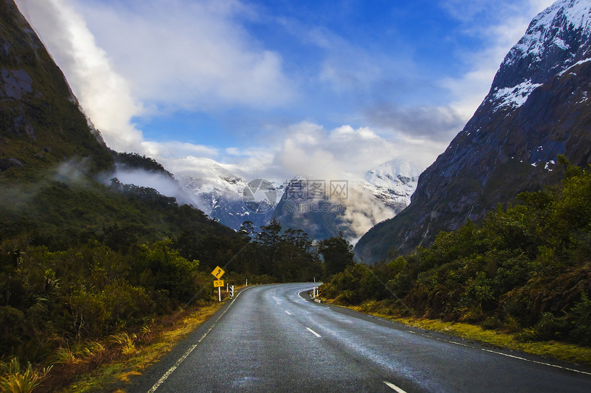 新的前往密尔福德州健全公园的路摄影新西兰南部最受欢迎的自然旅行游目的地南区c多雾路段云的图片