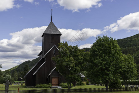 建造挪威莱拉附近带有的棕色木制铁布教堂年龄图片