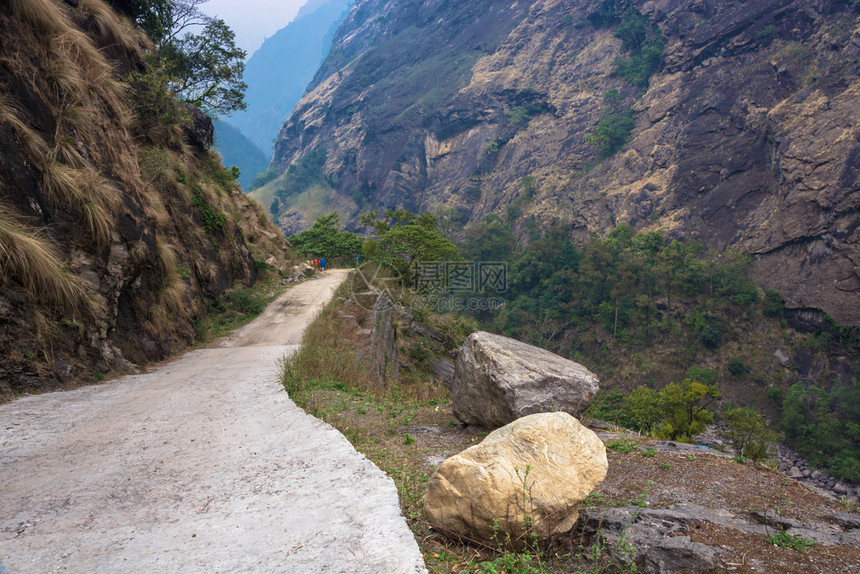 游客天空风景喜马拉雅山上一条路的旅游者在尼泊尔安纳普附近旅行图片