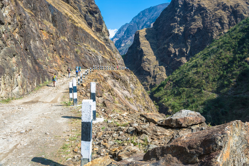 大约喜马拉雅山上一条路的旅游者在尼泊尔安纳普附近旅行景观自然图片