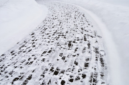 脚印城市冬季的雪覆盖了人行道背景旅游图片