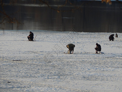 渔民坐在冰上河钓鱼冬天门户14休闲的图片