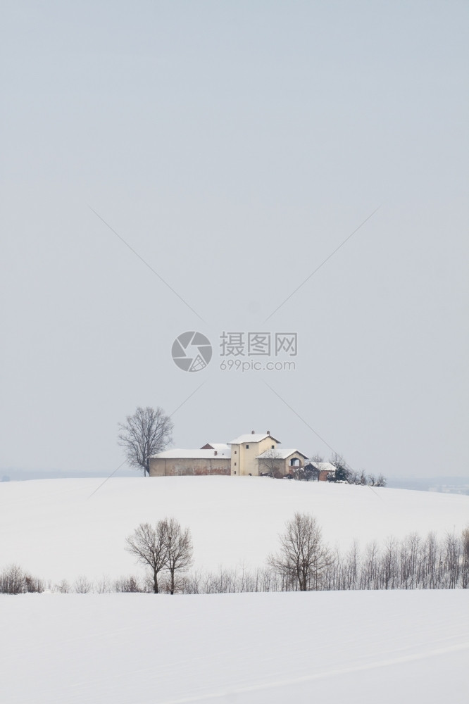 自然排景观一个有雪和冬季风景的农场图片