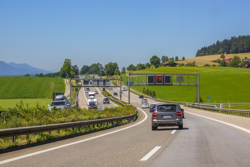 德国夏季日车在高速公路和交通上高速公路和交通的夏日阳光汽车交通蓝色的绿乡村图片