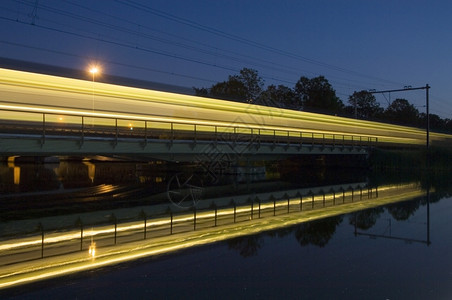 京雄城际铁路火车一种夜里在桥上搭乘城市间列车的反射运输设计图片