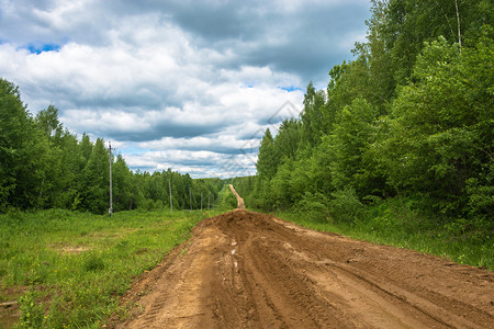 破碎的俄罗斯一片阴云的夏季日泥土森林道路被打碎环境树高清图片素材