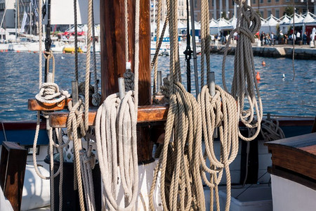 航海的细木制弓和蓬隆以及绳索木材的纹理航行安全图片