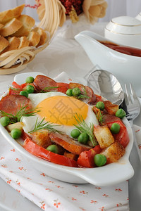 餐巾食物蔬菜炖香肠和鸡蛋加饼干食谱图片