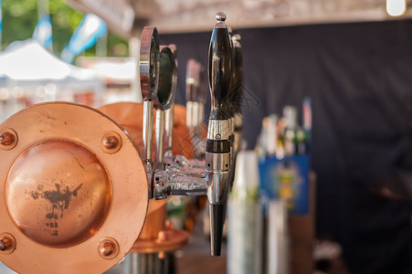 水龙头酒吧的干旱啤龙头和其他饮料啤酒厂泵图片