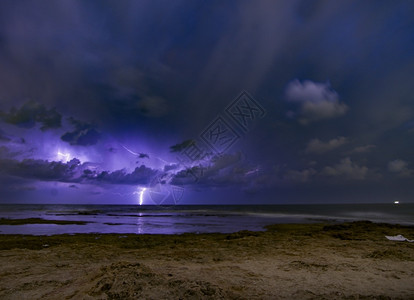 夜间暴风雨电动部队海明亮的极端图片