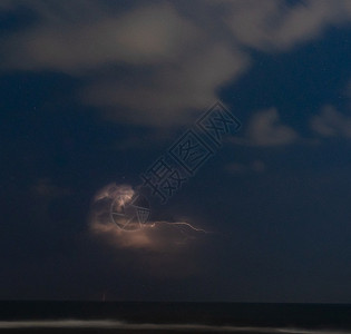 引人注目天空戏剧夜间暴风雨电动部队图片