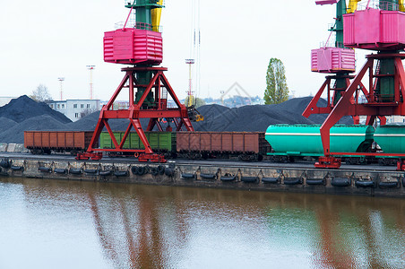 终端血管港口煤炭货运火车物终点港装卸货运码头的起重机航海图片