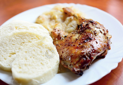 肉面条和黄白卷心菜的烤鸭腿美食捷克语图片