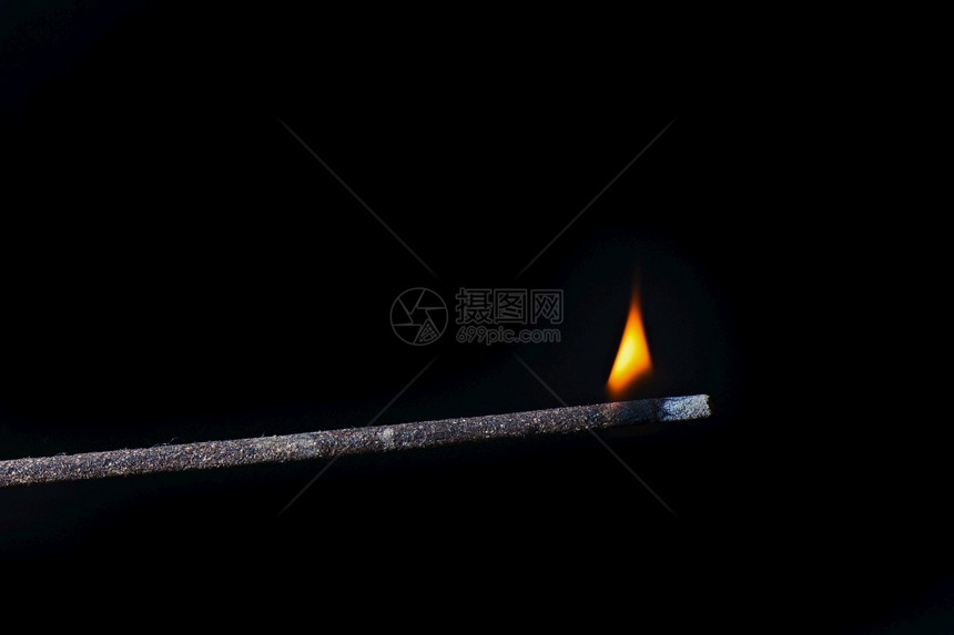 神秘蜡烛东方香棍和黑底的火焰燃烧着烈香气图片