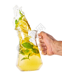 薄荷果汁手握着一个罐头里面有自制柠檬水孤立在白背景的独家柠檬水手握着壶子里面有自制柠檬水树叶图片