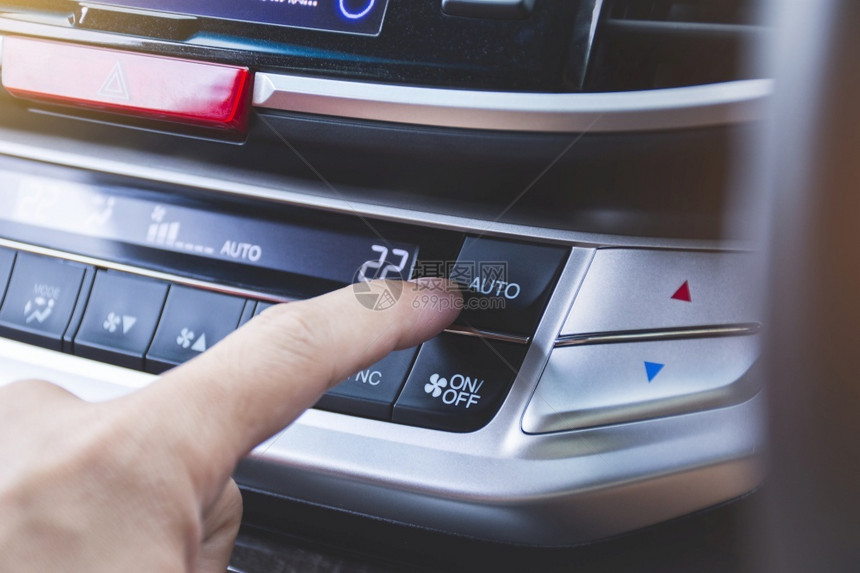 运输数字的司机按动汽车空调自冷却按钮的汽车空调机交流图片