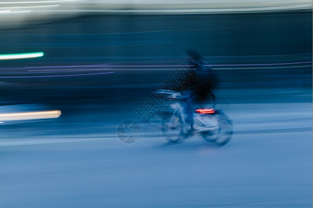 街道在模糊的城市景象中骑自行车的人速度马德里图片