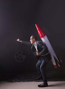 男疯狂的子携带火箭导弹背着与强大的疯狂行动和平背景图片