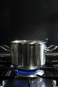 炉灶上的不锈钢锅对称自然耀斑图片