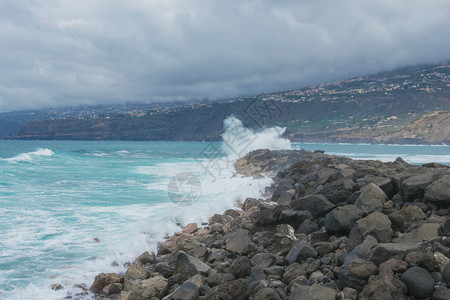 洋浪冲撞特纳里夫的岩石景观蓝色海岸线支撑图片