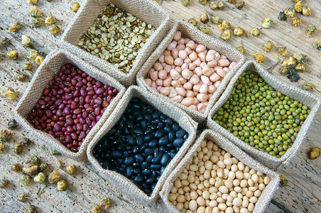 收集谷物绿豆红大袋中黑谷类产品为健康食营养饮和纤维品黑色的豆子粮食图片