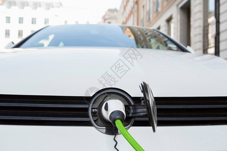电动汽车的近端充电绿色活力户外图片