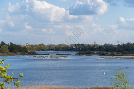 在阳光明媚的春天在对岸Kekava镇与Kekava镇一起观看Daugava河晴天际线银行背景图片