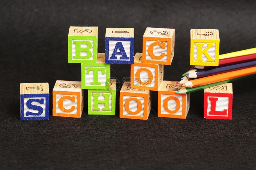 回到学校后以字母块拼写用黑色背景的彩铅笔显示工具染色蜡笔图片