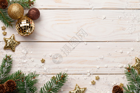 金的雪作品圣诞假日在木制背景上构成的圣诞假日复制空间图片