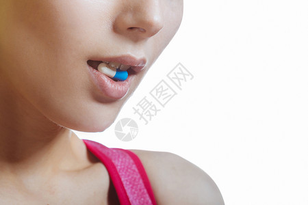 在演播室口服避孕药的女人吃健康丸图片