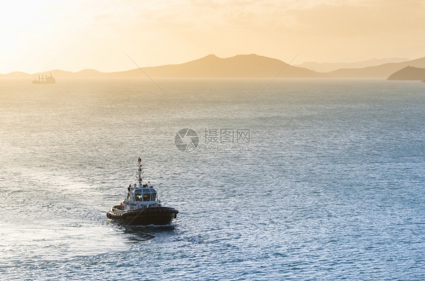 日落光下拖船返回港湾行业力量运输图片