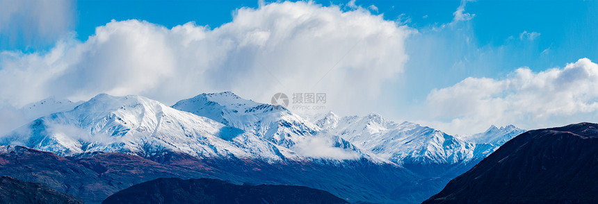 新西兰南部瓦纳卡湖白雪皑的山峰宽土地自然图片