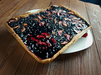 生锈木制桌上的蓝莓派和浆果健康小吃图片