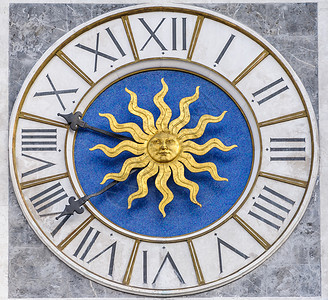 青铜时钟塔太阳以正方形显示柳叶刀翅膀图片