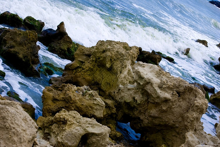 波纹慢的拉夫达黑海岸的石波浪图片