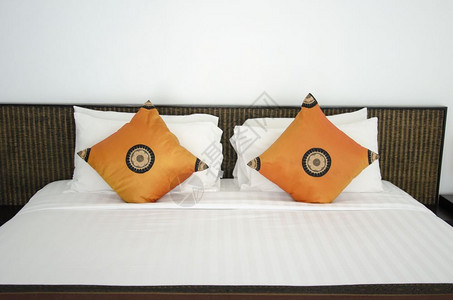 床上的橘子衬垫白色套房寝具图片