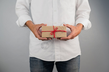 喜庆的手持礼品箱新年圣诞节鸡毛年生日概念盒子惊喜图片