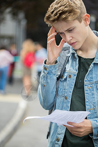 男少年孩对考试结果失望的学校沮丧图片