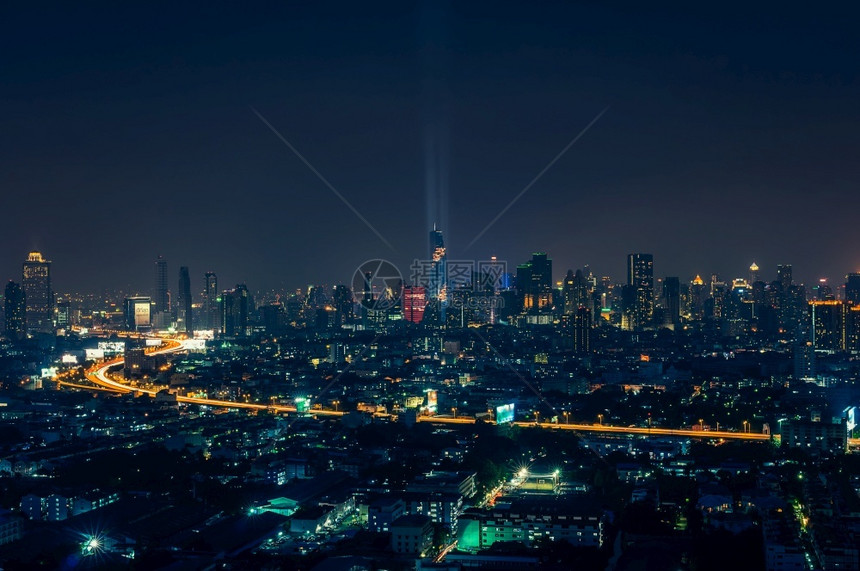 曼谷夜景与泰国商业区摩天大楼的曼谷夜景桥建造河图片