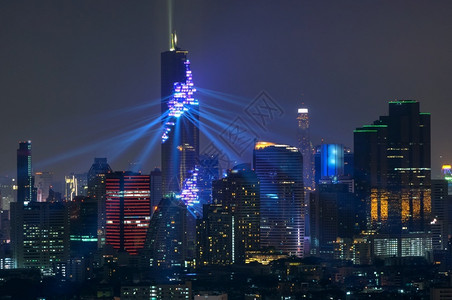 现代的城市地标曼谷夜景与泰国商业区摩天大楼的曼谷夜景建造高清图片素材