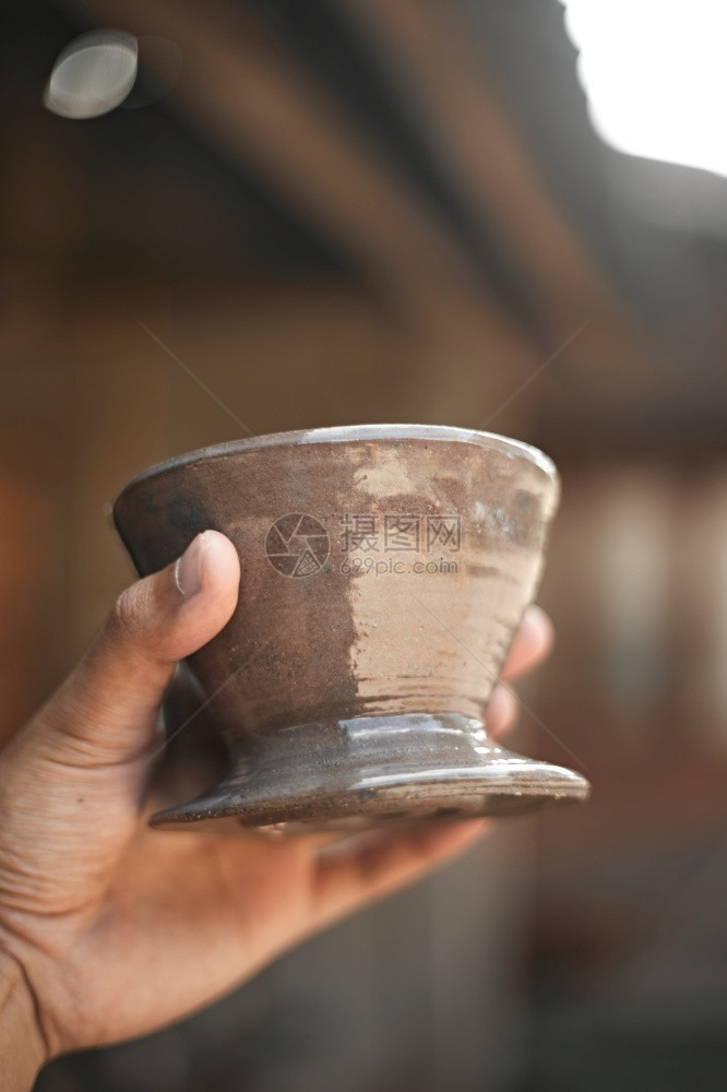 酿造杯子近手握着模糊背景的滴水器陶瓷近手握着滴水器陶瓷咖啡因图片