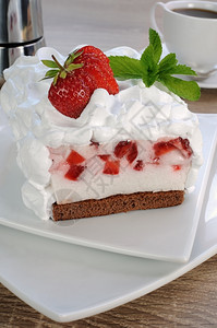 蛋奶酥早餐巧克力海绵蛋糕上的草莓松露和奶油食物图片