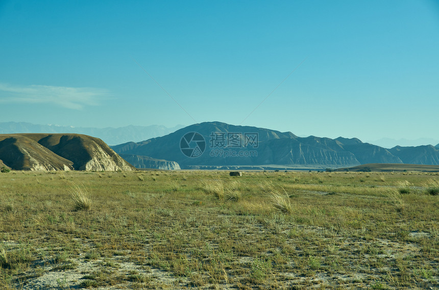 踪迹假期吉尔斯坦西部贾拉勒阿巴德地区山高原路图片