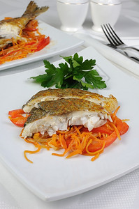 食物健康蔬菜垫上的烤鱼多拉切片晚餐图片